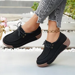 Vista detallada lateral de mocasines plataforma negros con cordones retro en modelo