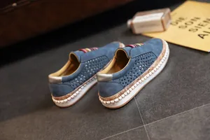 Gros plan de baskets perforées bleues pour femmes avec semelle plateforme et liège