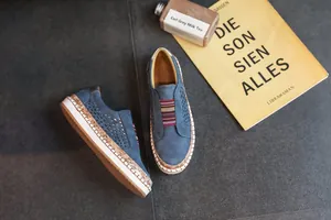 Détail de mocassins bleus perforés respirants avec semelle intermédiaire en liège