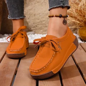Λεπτομερής προβολή για πορτοκαλί loafers με κορδόνια, πλατφόρμα και καφέ τελείωμα