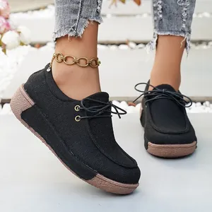 Primer plano de zapatos casuales negros de plataforma con cordones y suela marrón
