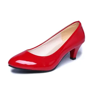 Escarpin élégant en cuir verni rouge avec bout rond et petit talon, vue de profil