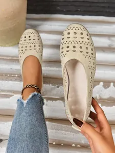 Detailansicht beige Damen-Flachs-Slipper mit lasergeschnittenem geometrischem Muster