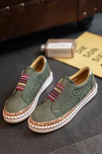 Vue détaillée des chaussures décontractées vertes perforées avec élastique coloré
