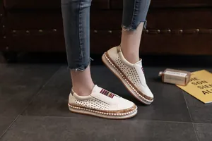 Vue détaillée de baskets blanches perforées pour femmes avec bande élastique colorée