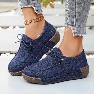 Elegantes mocasines de lona azul con suela gruesa y cordones para la comodidad femenina.