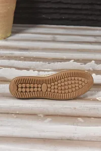 Detailansicht der rutschfesten Gummisohle für Damen Sommer Slipper mit modischem Hohlmuster Design.