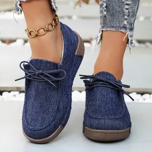 Mocasines de tela azul para mujer con suelas marrones gruesas y diseño de punta redonda