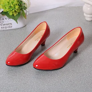 Escarpins élégants en cuir verni rouge à bout rond et petit talon pour le bureau