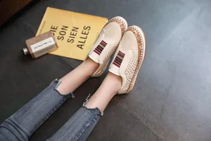 Chaussures beiges décontractées pour femmes avec motif perforé et bande élastique rayée.