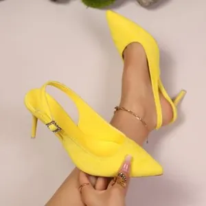 Vibrante gelbe Slingback-Sandalen mit Stiletto-Absatz und feinem Strukturmuster