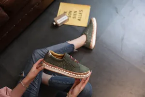 Gros plan de mocassins respirants vert olive avec semelle plateforme en liège