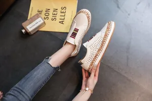 Mocassins crème respirants avec motif découpé et détail de semelle en liège