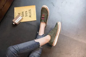 Mocassins décontractés verts perforés pour femmes avec semelle tissée