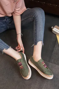 Vue détaillée de flâneurs perforés vert olive pour femmes avec bandes élastiques colorées.