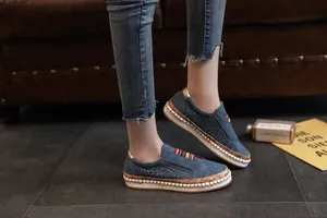 Mocassins bleus perforés pour femmes avec semelle en liège et bandes élastiques colorées.