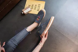 Détail de mocassins bleus perforés respirants avec une semelle élégante en liège