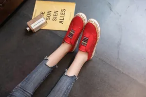 Gros plan sur des chaussures rouges élégantes décontractées avec bande élastique colorée