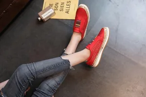 Mocassins rouges respirants en cuir perforé pour femmes avec bande élastique rayée