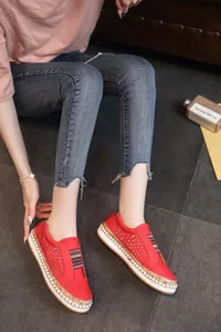 Vue détaillée de chaussures décontractées rouges perforées avec bande élastique.