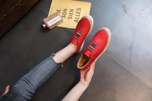 Mocassins rouges respirants pour femmes avec bande élastique colorée et détails laser