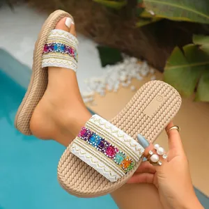 Detalle de sandalias estilo bohemio con bordados coloridos y suela de cuerda trenzada gruesa