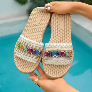 Detalle del colorido bordado étnico en sandalias de verano con suela de cuerda tejida