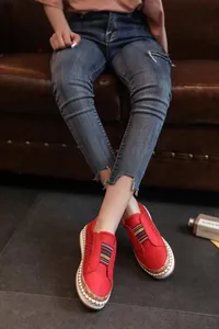 Baskets slip-on rouges pour femmes avec semelles blanches épaisses et bandes élastiques