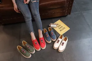 Mocassins perforés respirants pour femmes en plusieurs couleurs sur sol gris.