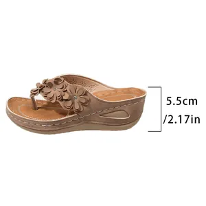 Detail view of women's wedge flip-flop showing 5.5cm heel height and flower decor