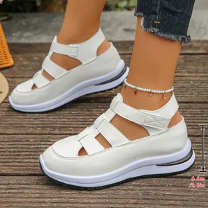 Detailansicht weißer Plateausandalen mit Keilabsatz und 6,6 cm hoher Absatzmessung