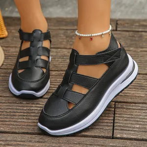 Schwarze römische Plateausandalen mit Klettverschluss für einen bequemen Outdoor-Stil.