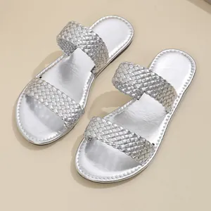 Gedetailleerd overzicht van de metallic zilveren gevlochten dubbele bandjes van deze sandalen