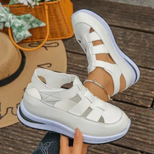 Detailansicht weißer Damen-Plateausandalen mit Cut-out-Design und verstellbaren Riemen