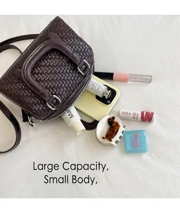 Detailansicht der braunen gewebten Boston-Tasche mit Platz für Handy und Kosmetik