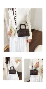 Detailansicht einer stilvollen braunen geflochtenen Boston-Tasche mit weißem Outfit