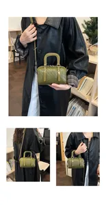 Grüne gewebte Boston-Handtasche für Damen, im Alltagsstil präsentiert.