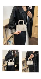 Details einer beigen gewebten Boston-Tasche, die in drei Tragestilen an einem Model gezeigt wird