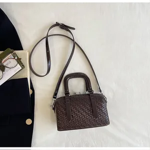 Detaillierte Ansicht der dunkelbraunen geflochtenen Boston Bag mit verstellbarem Gurt