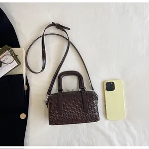 Braune geflochtene Boston-Handtasche, perfekt gestylt für den täglichen Arbeitsweg.