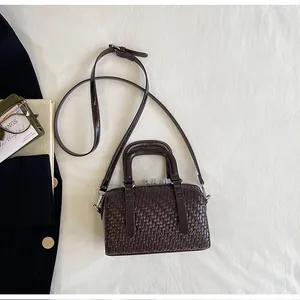 Geflochtene dunkelbraune Boston-Handtasche mit elegantem Griff und Schultergurt