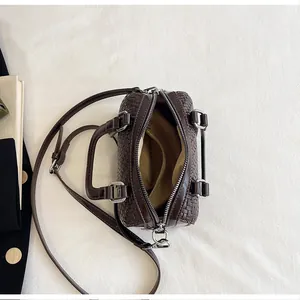 Draufsicht auf das Innere der gewebten Boston-Tasche mit Futter und kleiner Tasche