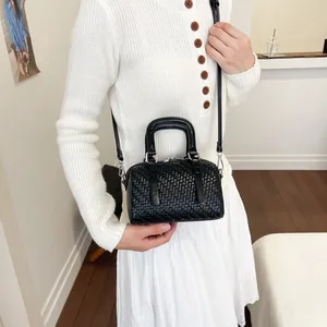 Elegante schwarze gewebte Boston Bag für Damen, vielseitige Umhängetasche für den Alltag