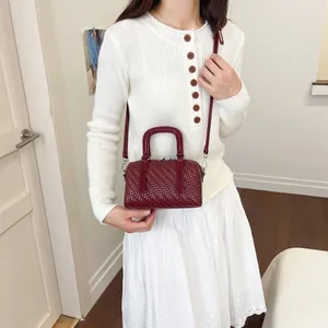 Burgunderfarbene gewebte Boston-Tasche für Damen, vielseitige Umhängetasche