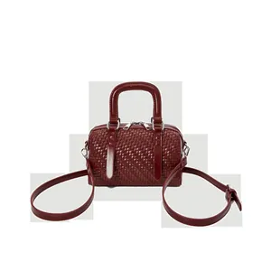 Elegante burgunderrote gewebte Boston Handtasche mit Henkeln und Schultergurt