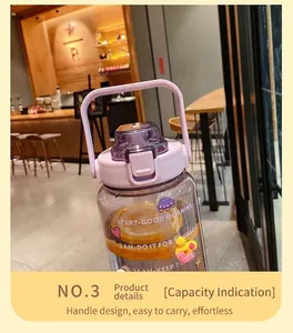 Gros plan sur la poignée de transport violette d'une grande gourde en plastique paille