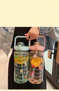 Grandes bouteilles d'eau avec paille, autocollants et marqueurs de temps motivants