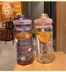 Deux grandes gourdes avec marqueurs de temps et charmes 3D dans un décor de café cosy