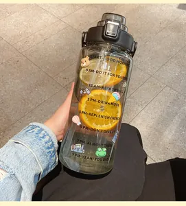 Grande bouteille d'eau en plastique avec paille et marqueurs de temps motivants.