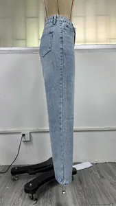 Seitenansicht einer hellblauen Straight-Leg-Jeans mit hoher Taille auf einer Schaufensterpuppe